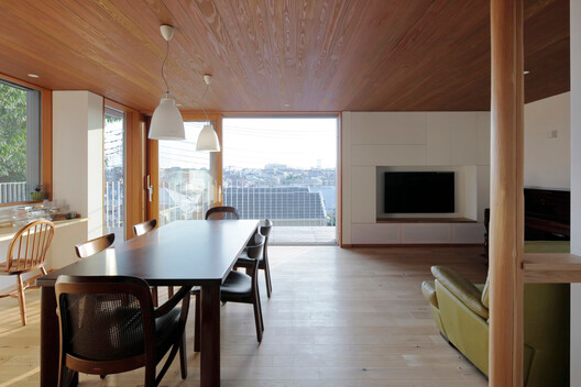 Tầng 2 gồm 2 phòng ngủ và phòng tắm. Tầng 3 có tầm nhìn rộng mở nên được thiết kế thành không gian liên thông cho nhà bếp, phòng ăn và phòng khách. Tầng 2 gồm 2 phòng ngủ và phòng tắm. Tầng 3 có tầm nhìn rộng mở nên được thiết kế thành không gian liên thông cho nhà bếp, phòng ăn và phòng khách.