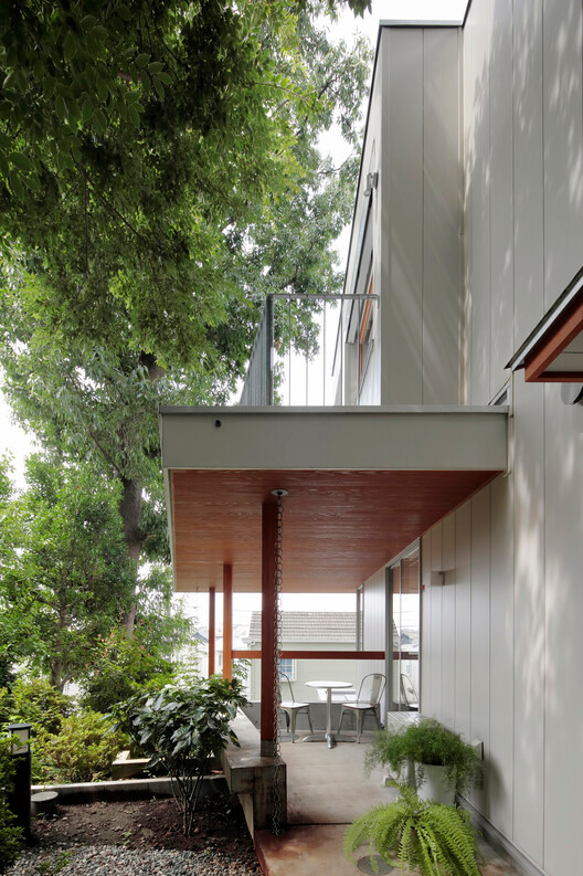 Để đạt hiệu ứng ấn tượng về mặt thị giác, kiến trúc sư khéo léo kết hợp giữa các không gian mở để tạo cảm giác xuyên suốt, giúp ngôi nhà và thiên nhiên như hòa vào làm một. Để đạt hiệu ứng ấn tượng về mặt thị giác, kiến trúc sư khéo léo kết hợp giữa các không gian mở để tạo cảm giác xuyên suốt, giúp ngôi nhà và thiên nhiên như hòa vào làm một.