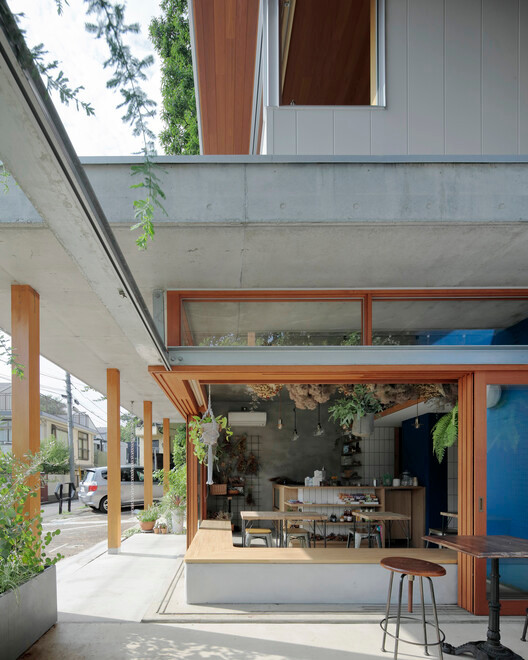 Tầng 1 là cửa hàng bánh ngọt với điểm nhấn ở mặt tiền là các trụ gỗ cao nâng đỡ các ban công ở tầng 2 và 3, từ đó tạo ra các sân hiên thoáng mát cho cửa hàng ở bên dưới. Tầng 1 là cửa hàng bánh ngọt với điểm nhấn ở mặt tiền là các trụ gỗ cao nâng đỡ các ban công ở tầng 2 và 3, từ đó tạo ra các sân hiên thoáng mát cho cửa hàng ở bên dưới.