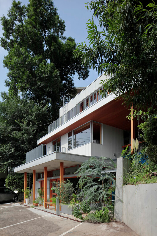 Tầng 1 là cửa hàng bánh ngọt với điểm nhấn ở mặt tiền là các trụ gỗ cao nâng đỡ các ban công ở tầng 2 và 3, từ đó tạo ra các sân hiên thoáng mát cho cửa hàng ở bên dưới. Tầng 1 là cửa hàng bánh ngọt với điểm nhấn ở mặt tiền là các trụ gỗ cao nâng đỡ các ban công ở tầng 2 và 3, từ đó tạo ra các sân hiên thoáng mát cho cửa hàng ở bên dưới.