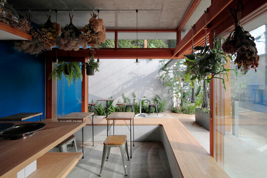 Tầng 2 gồm 2 phòng ngủ và phòng tắm. Tầng 3 có tầm nhìn rộng mở nên được thiết kế thành không gian liên thông cho nhà bếp, phòng ăn và phòng khách. Tầng 2 gồm 2 phòng ngủ và phòng tắm. Tầng 3 có tầm nhìn rộng mở nên được thiết kế thành không gian liên thông cho nhà bếp, phòng ăn và phòng khách.