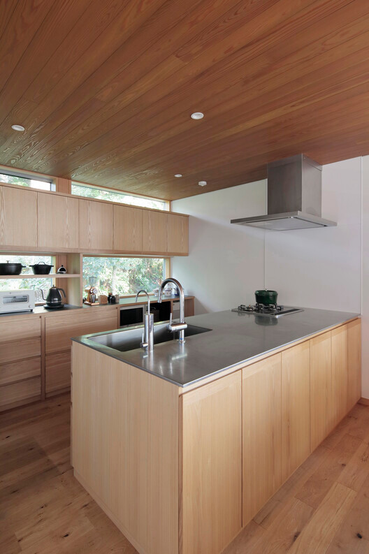 Để đạt hiệu ứng ấn tượng về mặt thị giác, kiến trúc sư khéo léo kết hợp giữa các không gian mở để tạo cảm giác xuyên suốt, giúp ngôi nhà và thiên nhiên như hòa vào làm một. Để đạt hiệu ứng ấn tượng về mặt thị giác, kiến trúc sư khéo léo kết hợp giữa các không gian mở để tạo cảm giác xuyên suốt, giúp ngôi nhà và thiên nhiên như hòa vào làm một.