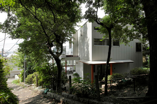 Ngôi nhà 3 tầng này được xây dựng trên một khu đất có độ dốc lớn nên các kiến trúc sư quyết định sử dụng kiến trúc lệch tầng để thiết kế ngôi nhà. Ngôi nhà 3 tầng này được xây dựng trên một khu đất có độ dốc lớn nên các kiến trúc sư quyết định sử dụng kiến trúc lệch tầng để thiết kế ngôi nhà.