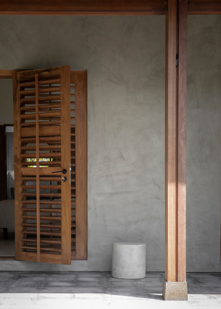 Hai phòng ngủ của khu nhà đều có phòng tắm mở ra sân riêng, mang đến cảm giác sang trọng như được hòa mình vào thiên nhiên khi tắm.