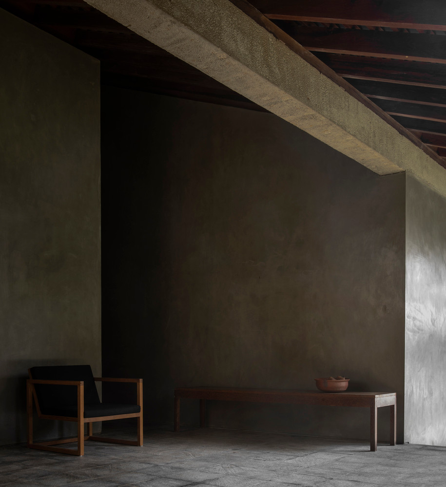 Kiến trúc sư cho rằng sự kết hợp giữa những món đồ tối giản hiện đại với các phụ kiện và đồ nội thất xưa cũ có nguồn gốc địa phương sẽ tạo ra một bầu không khí quen thuộc, đậm chất bản địa, giúp ngôi nhà gây ấn tượng với người nhìn ngay lần đầu tiên.