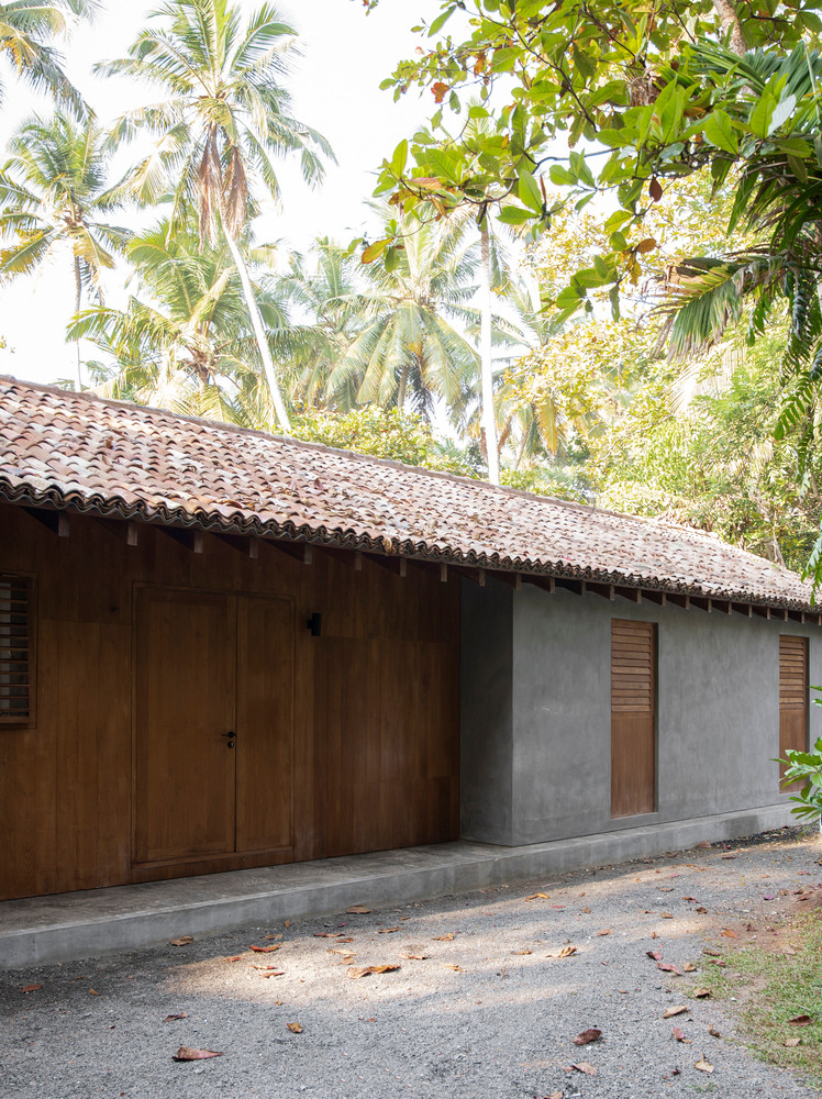 Mái nhà bằng ngói tái chế tạo cảm giác xưa cũ.