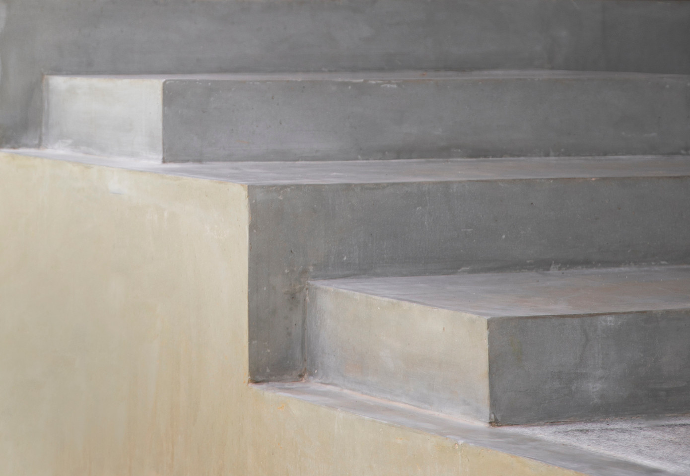 Ngôi nhà sử dụng các vật liệu tự nhiên như gỗ tếch địa phương, đá terrazzo, mặt tiền bằng xi măng đánh bóng, trong khi các khu vực ngoài trời lát đá granit địa phương.