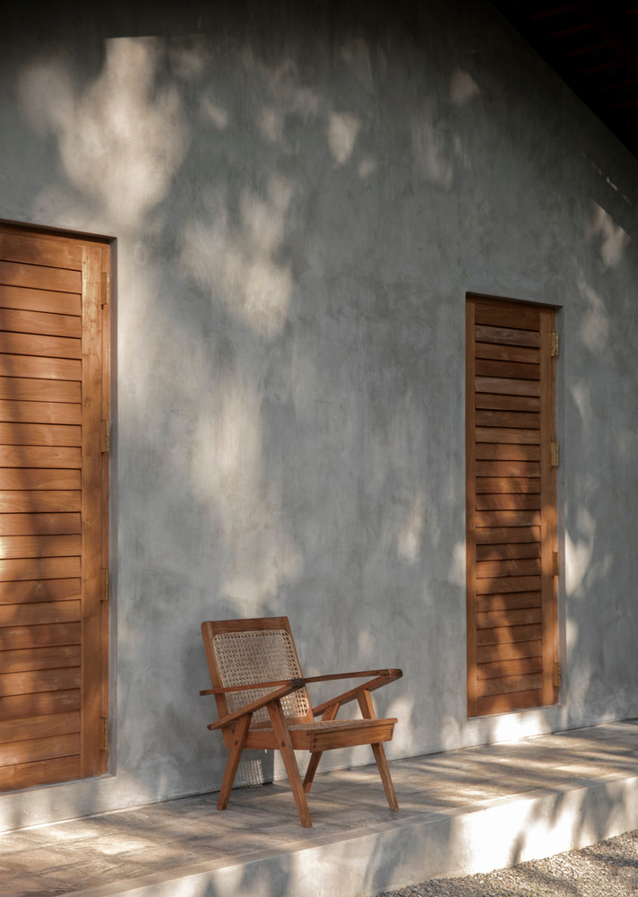 Các khu vực chung của ngôi nhà nằm ở phía Đông luôn tràn ngập ánh nắng tự nhiên nhờ sử dụng hệ cửa chớp gỗ.