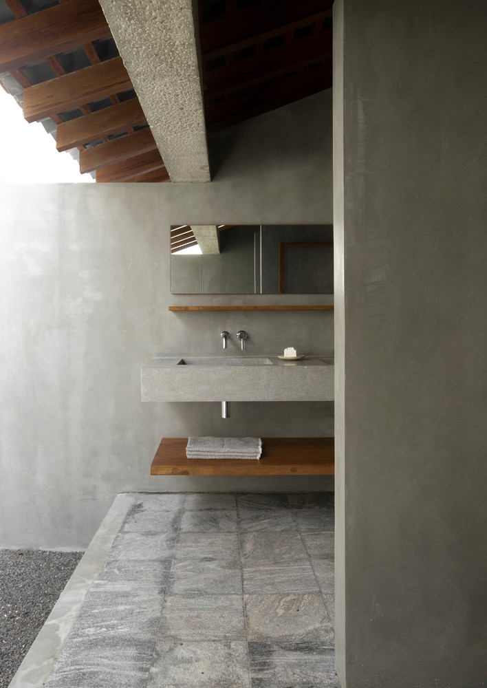 Các khu vực chung của ngôi nhà nằm ở phía Đông luôn tràn ngập ánh nắng tự nhiên nhờ sử dụng hệ cửa chớp gỗ.