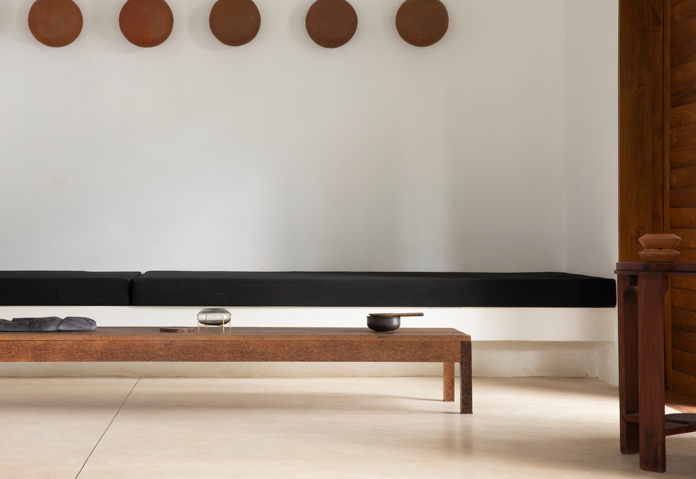 Kiến trúc sư cho rằng sự kết hợp giữa những món đồ tối giản hiện đại với các phụ kiện và đồ nội thất xưa cũ có nguồn gốc địa phương sẽ tạo ra một bầu không khí quen thuộc, đậm chất bản địa, giúp ngôi nhà gây ấn tượng với người nhìn ngay lần đầu tiên.