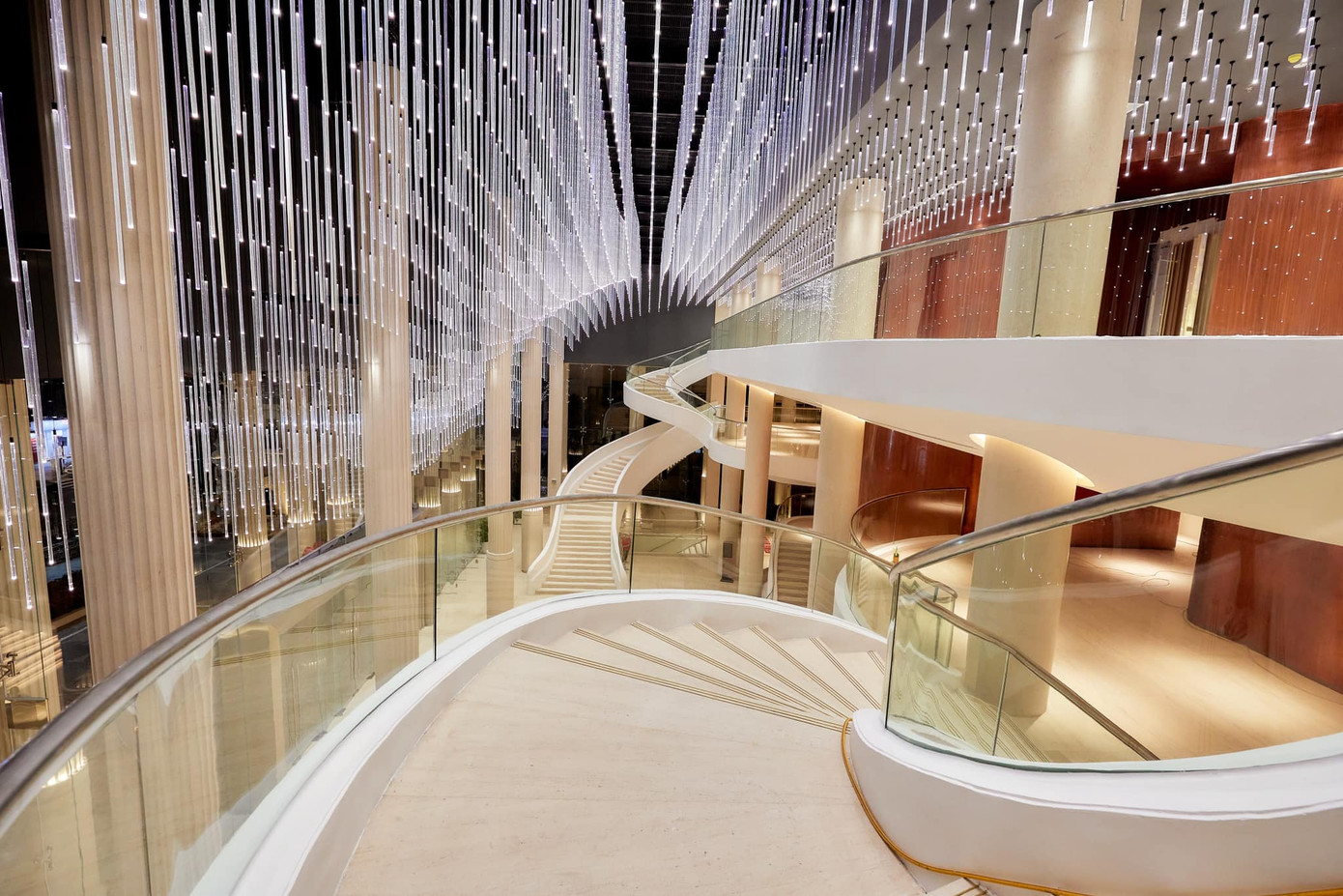 Nhà hát Hồ Gươm sở hữu hệ thống cơ sở vật chất hạ tầng kỹ thuật hiện đại, ứng dụng công nghệ hàng đầu thế giới hiện nay về âm thanh, ánh sáng, bài trí sân khấu… với khán phòng chính lên đến 900 chỗ ngồi, phòng hòa nhạc nhỏ 500 chỗ, có khả năng đáp ứng đa dạng yêu cầu trình diễn của nhiều loại hình nghệ thuật khác nhau, trong đó có opera, loại hình đặc biệt đề cao sự kết hợp giữa sân khấu và âm nhạc. (Ảnh: Fanpage Nhà hát Hồ Gươm)