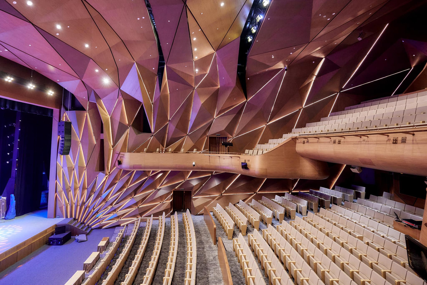 Nhà hát Hồ Gươm sở hữu hệ thống cơ sở vật chất hạ tầng kỹ thuật hiện đại, ứng dụng công nghệ hàng đầu thế giới hiện nay về âm thanh, ánh sáng, bài trí sân khấu… với khán phòng chính lên đến 900 chỗ ngồi, phòng hòa nhạc nhỏ 500 chỗ, có khả năng đáp ứng đa dạng yêu cầu trình diễn của nhiều loại hình nghệ thuật khác nhau, trong đó có opera, loại hình đặc biệt đề cao sự kết hợp giữa sân khấu và âm nhạc. (Ảnh: Fanpage Nhà hát Hồ Gươm)