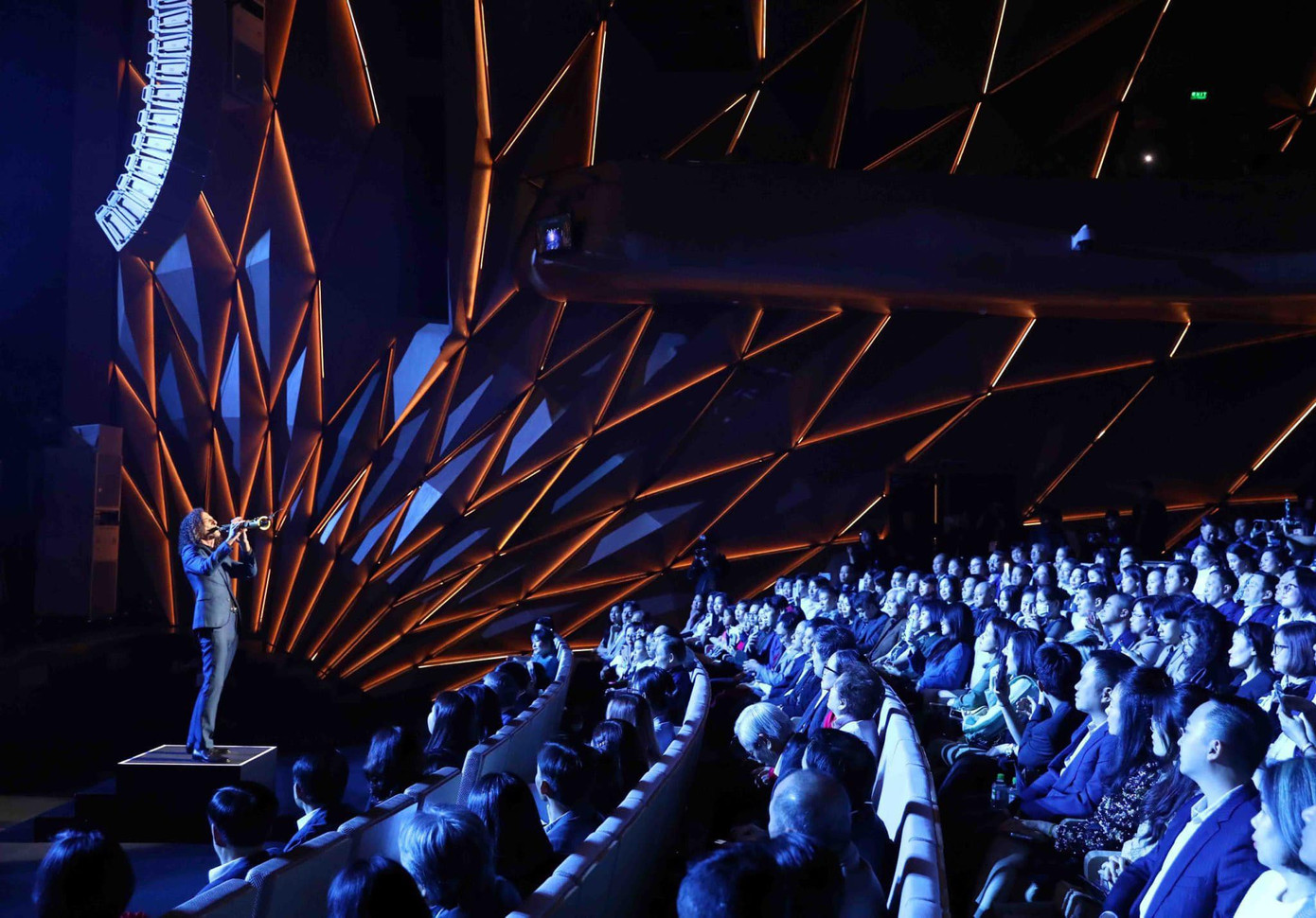 Hệ thống âm thanh của nhà hát được cung cấp bởi Meyer Sound Laboratories (Mỹ) – nhà cung cấp thiết bị âm thanh cho các sân khấu Broadway và nhà hát trên khắp thế giới. Hệ thống ánh sáng tại đây cũng đáp ứng được nhiều loại hình nghệ thuật đa dạng. (Ảnh: Fanpage Nhà hát Hồ Gươm)