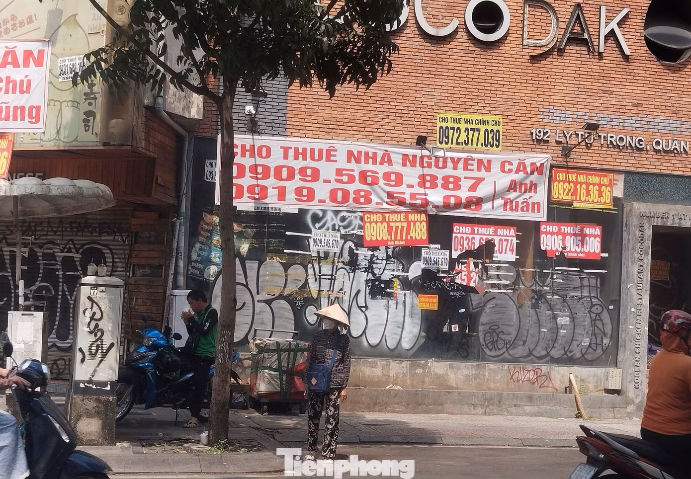 Hiện tượng trả mặt bằng xuất hiện nhiều ở các tuyến phố lớn xuất hiện ngày càng nhiều. (Ảnh: Lập Đông).