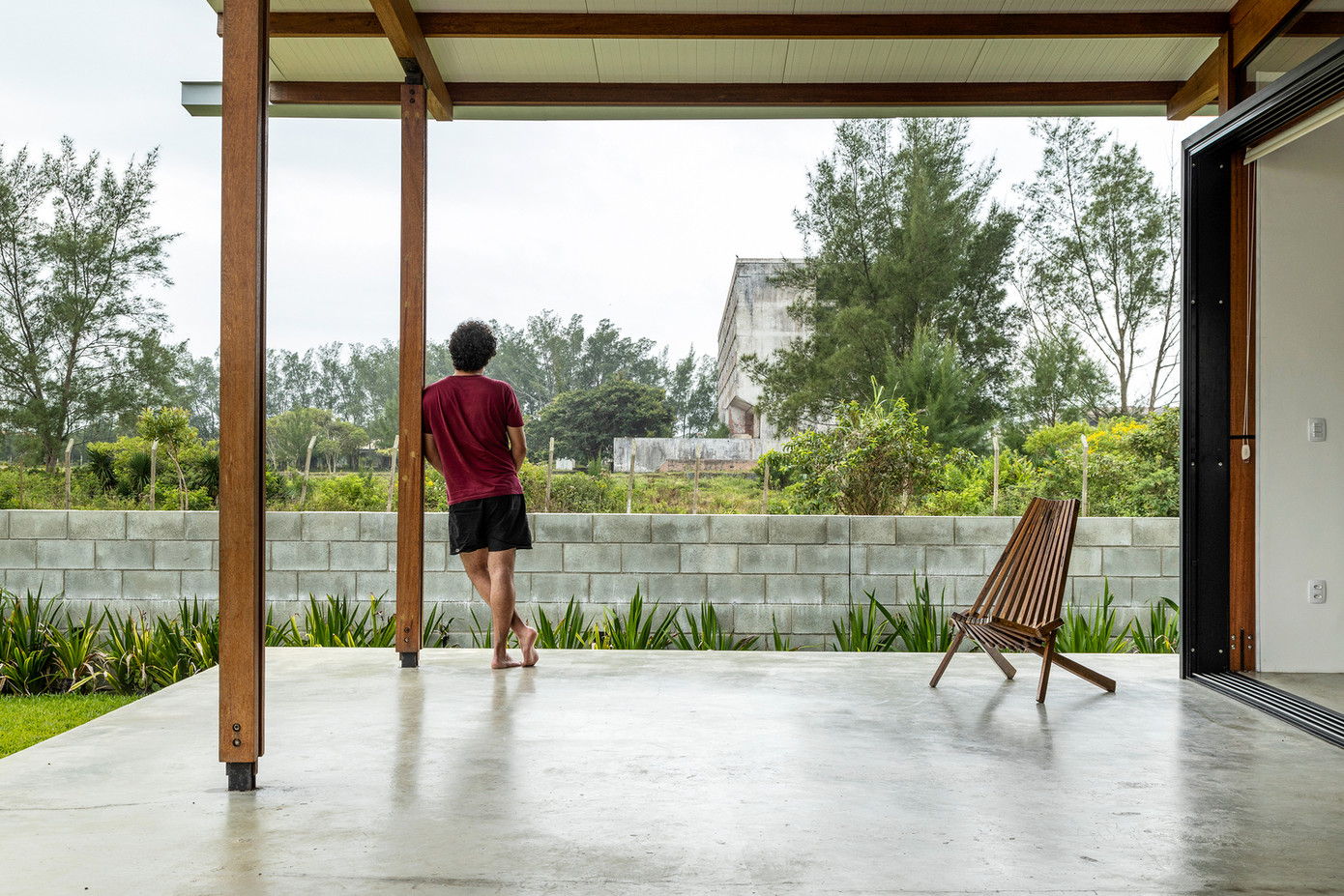 Một khung lớn cho phép các không gian kết nối với hiên và chiếm ba mô - đun phía trước của ngôi nhà. Một khung lớn cho phép các không gian kết nối với hiên và chiếm ba mô - đun phía trước của ngôi nhà.