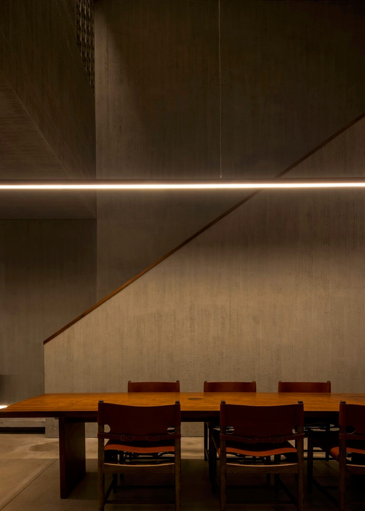 Dựa trên hệ thống khung kết cấu bê tông, cao độ tầng 1, cao độ tầng 2, mái nhà và các kích thước cố định của tòa nhà hiện tại, kiến trúc sư đã tạo ra một kết cấu hình chữ T.