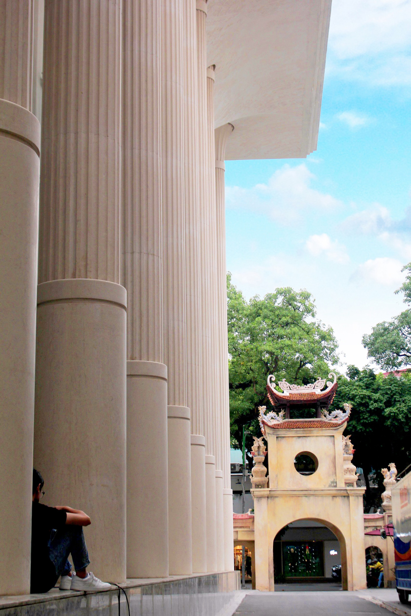 Kiến trúc ấn tượng của Nhà hát Hồ Gươm. (Ảnh: Lộc Liên)