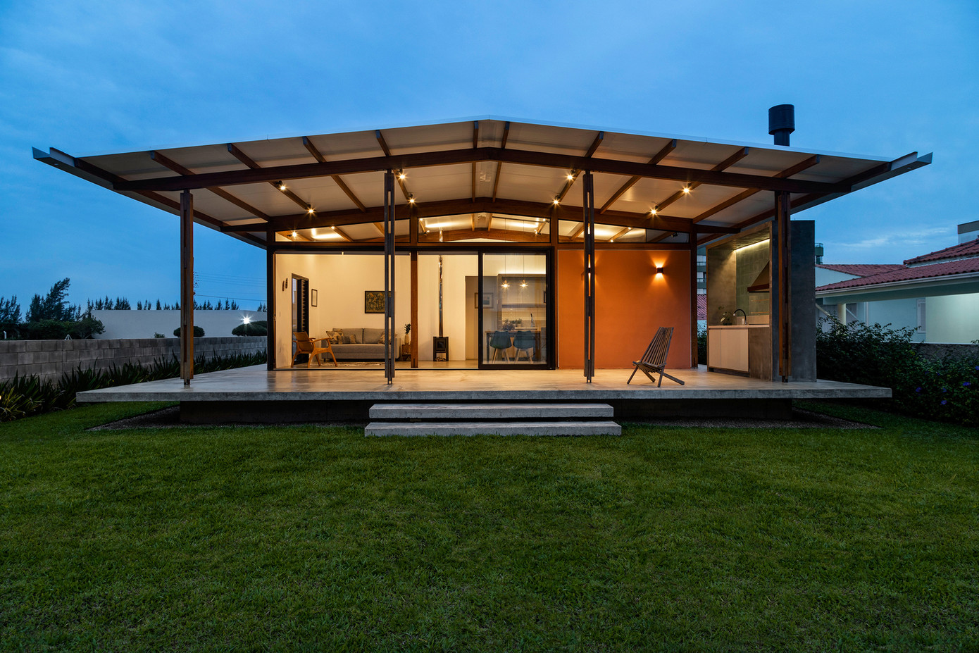 Mái đầu hồi lát gạch sandwich để tạo ra sân hiên rợp bóng mát. Mái đầu hồi lát gạch sandwich để tạo ra sân hiên rợp bóng mát.