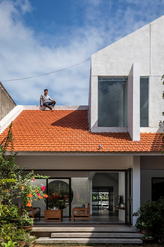 Ban công và sân trong mang lại sự thoáng đãng và mở rộng tầm nhìn ra không gian xanh phía sau các phòng.