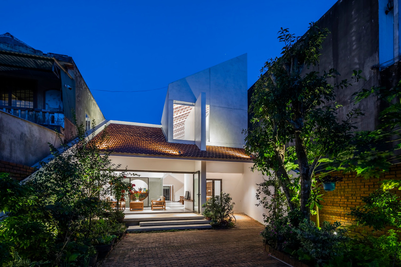 Công trình này được xây dựng nhằm mục đích mang lại cuộc sống hoài cổ và yên bình giống như những ngày thơ bé cho gia chủ nhưng vẫn đan xen các yếu tố của kiến trúc hiện đại.