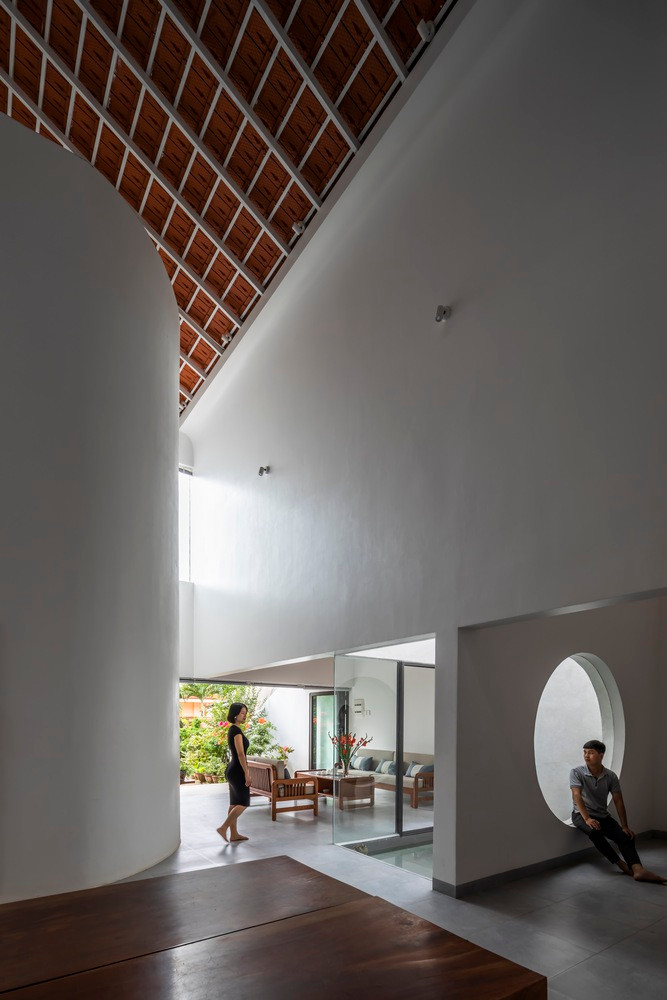 Khoảng sân giống như một phần mở rộng của không gian bên trong, là nơi cuộc sống riêng tư của gia đình kết nối với thế giới bên ngoài. Không khí bên trong ngôi nhà nhờ có khoảng sân sẽ được điều hòa mang lại sự thoải mái, thư thái, tạo cảm giác gần gũi, gắn kết giữa thiên nhiên và con người.