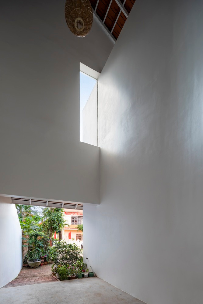 Khoảng sân giống như một phần mở rộng của không gian bên trong, là nơi cuộc sống riêng tư của gia đình kết nối với thế giới bên ngoài. Không khí bên trong ngôi nhà nhờ có khoảng sân sẽ được điều hòa mang lại sự thoải mái, thư thái, tạo cảm giác gần gũi, gắn kết giữa thiên nhiên và con người.