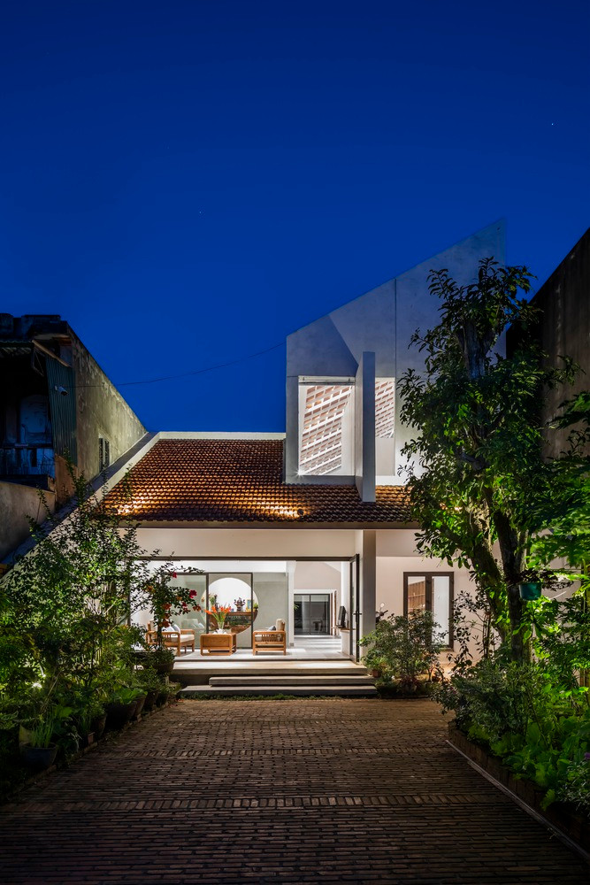 Vật liệu của ngôi nhà được lưu giữ và tái sử dụng qua nhiều thế hệ. Trong đó, gạch được sử dụng để lát sân và xây hàng rào, mang lại cảm giác thân thuộc, nhẹ nhàng.