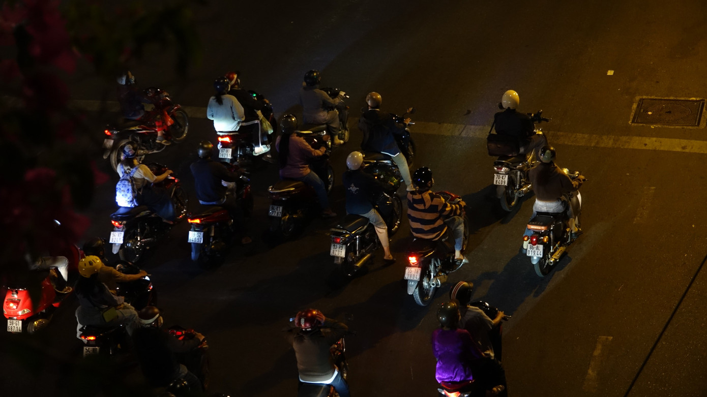 Thời tiết se lạnh cuối năm tạo cảm giác dễ chịu cho người dân phải ra đường sáng sớm. Ảnh: HẢI NGUYÊN Thời tiết se lạnh cuối năm tạo cảm giác dễ chịu cho người dân phải ra đường sáng sớm. Ảnh: HẢI NGUYÊN