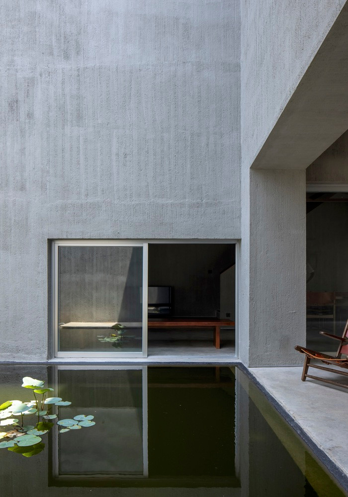 Hồ nước trong nhà phản chiếu không gian tĩnh lặng, trầm mặc của công trình kiến trúc giữa sân vườn, cây cối, mặt nước, ánh sáng và bóng tối.