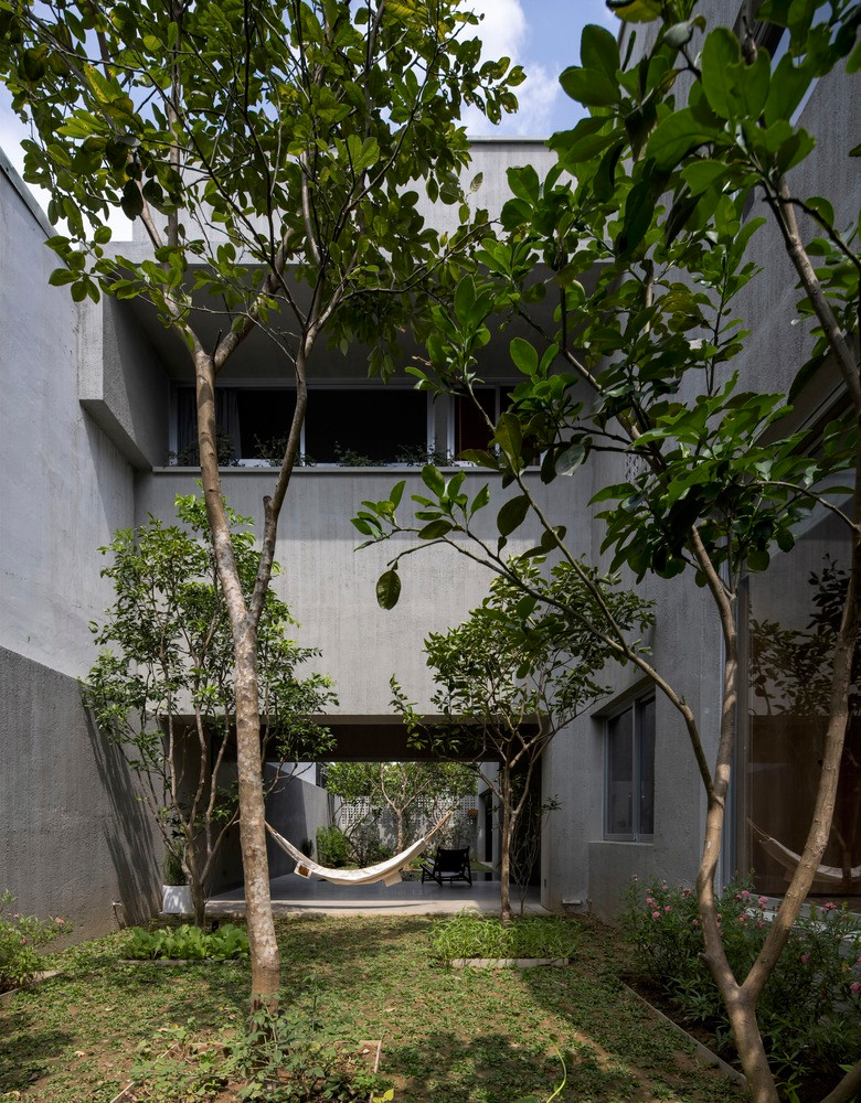 Khu đất mới được sử dụng làm sân vườn có mặt trước theo Tây, mặt sau quay về hướng Đông (gần khu nhà thấp tầng lân cận) để giúp ngôi nhà giảm thiểu sức nóng và bức xạ mặt trời trong mùa hè.