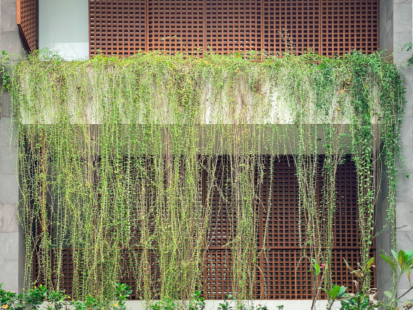 Ngoài ra, nhóm thiết kế còn đề xuất giải pháp “lớp chịu nhiệt”. Với lớp đầu tiên là lớp cây xanh. Theo đó, cây cối được bao phủ bởi những chiếc lá rũ xuống để tạo cảm giác lọc nhiệt trực tiếp từ mặt trời.