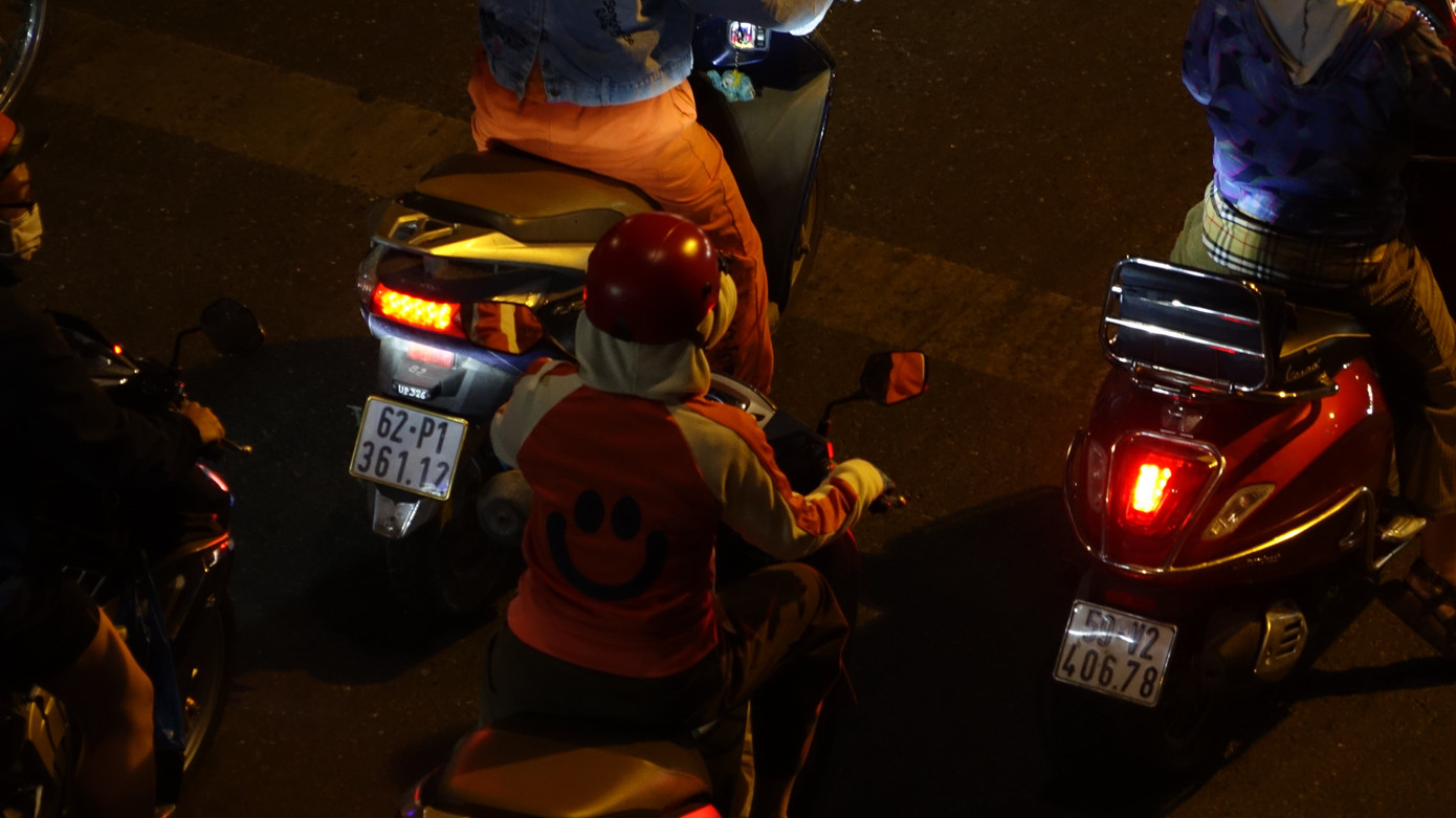 Chia sẻ với PLO, chị Mai Thị Lệ Hằng (quận Gò Vấp) phải ra đường sáng sớm để kịp đến chỗ làm, nói: "Mình thường đi lúc 5h30, bình thường đi thì chỉ mặc áo khoác với đeo khẩu trang thôi, mà mấy ngày nay đi có gió se se lạnh nên mình mới mang theo bao tay để đỡ lạnh. Ảnh: HẢI NGUYÊN Chia sẻ với PLO, chị Mai Thị Lệ Hằng (quận Gò Vấp) phải ra đường sáng sớm để kịp đến chỗ làm, nói: "Mình thường đi lúc 5h30, bình thường đi thì chỉ mặc áo khoác với đeo khẩu trang thôi, mà mấy ngày nay đi có gió se se lạnh nên mình mới mang theo bao tay để đỡ lạnh. Ảnh: HẢI NGUYÊN