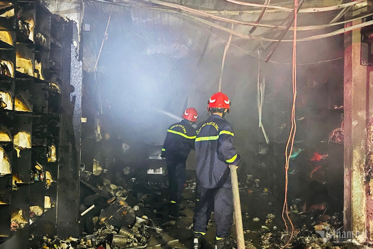 Nhiều tài sản bên trong cửa hàng bị thiêu rụi. Ảnh: H.A