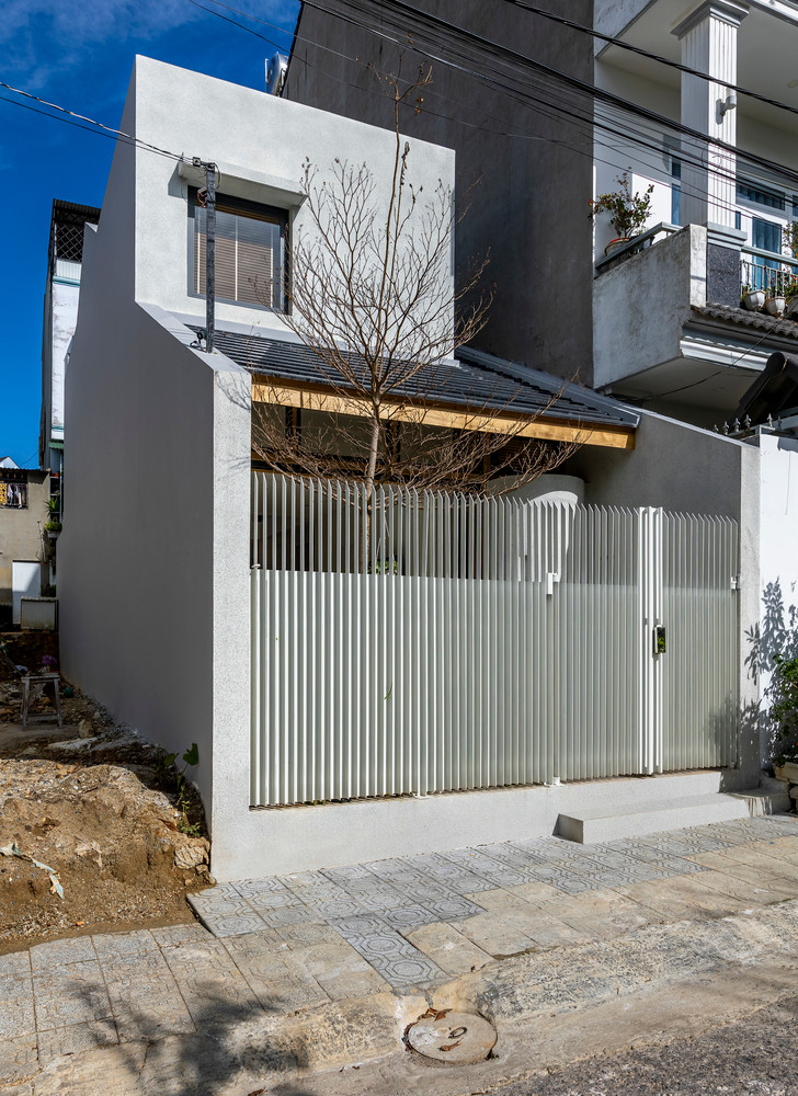 Ý tưởng thiết kế xuất phát từ mong muốn nhu cầu công năng cơ bản, đơn giản và phải mang lại sự ấm áp, gần gũi; ngôi nhà là sợi dây liên kết giữa các thành viên trong gia đình. Ý tưởng thiết kế xuất phát từ mong muốn nhu cầu công năng cơ bản, đơn giản và phải mang lại sự ấm áp, gần gũi; ngôi nhà là sợi dây liên kết giữa các thành viên trong gia đình.