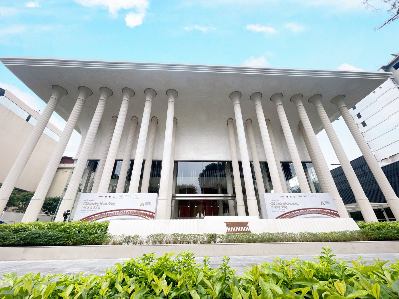 Kiến trúc ấn tượng của Nhà hát Hồ Gươm. (Ảnh: Lộc Liên)