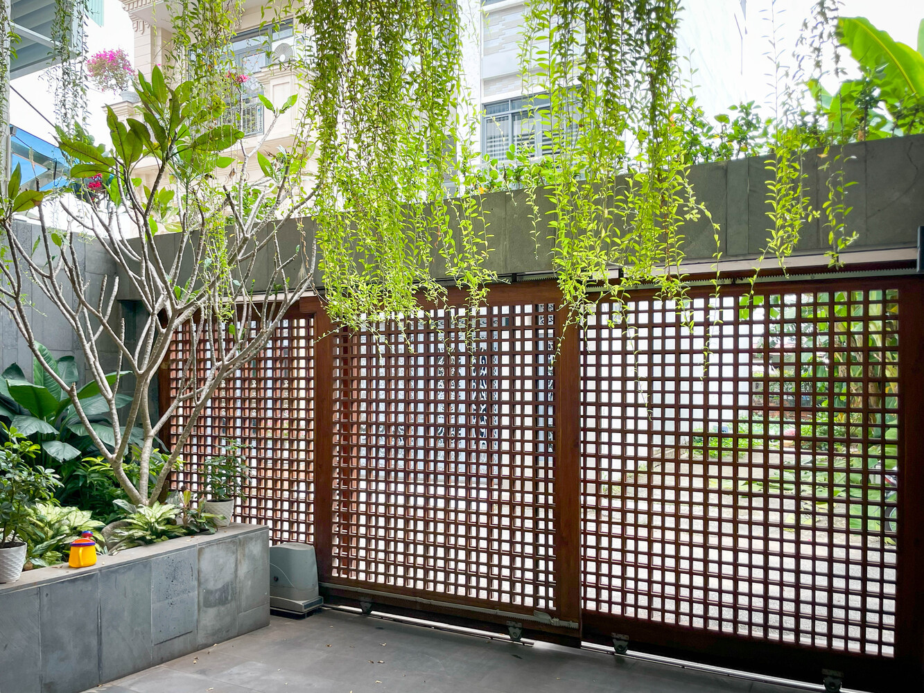 Ngoài ra, nhóm thiết kế còn đề xuất giải pháp “lớp chịu nhiệt”. Với lớp đầu tiên là lớp cây xanh. Theo đó, cây cối được bao phủ bởi những chiếc lá rũ xuống để tạo cảm giác lọc nhiệt trực tiếp từ mặt trời.