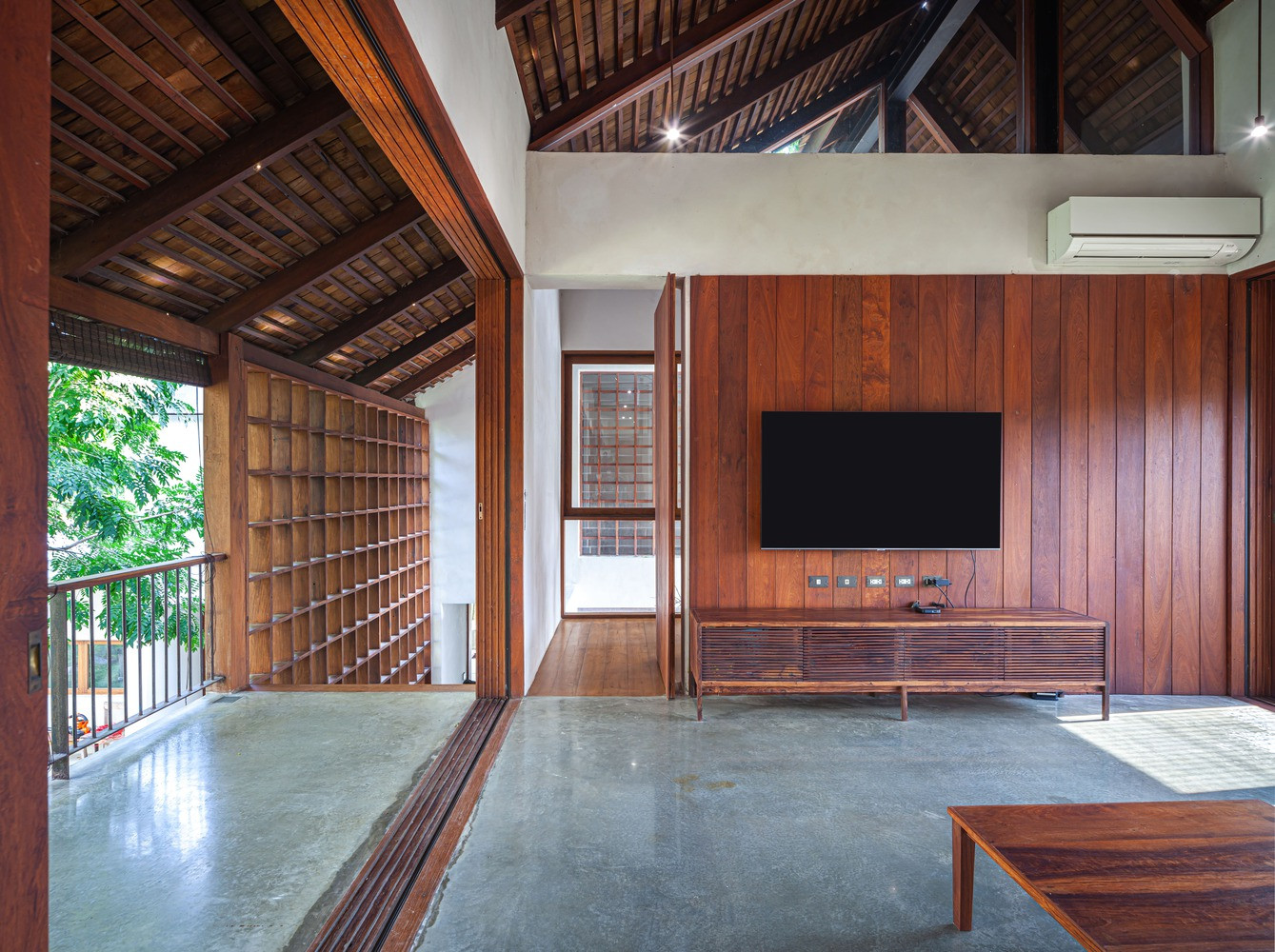 Toàn bộ hệ thống cửa chính và cửa sổ trong nhà được thiết kế mở tối đa để không gian trong nhà luôn tràn ngập ánh sáng tự nhiên và thông thoáng.