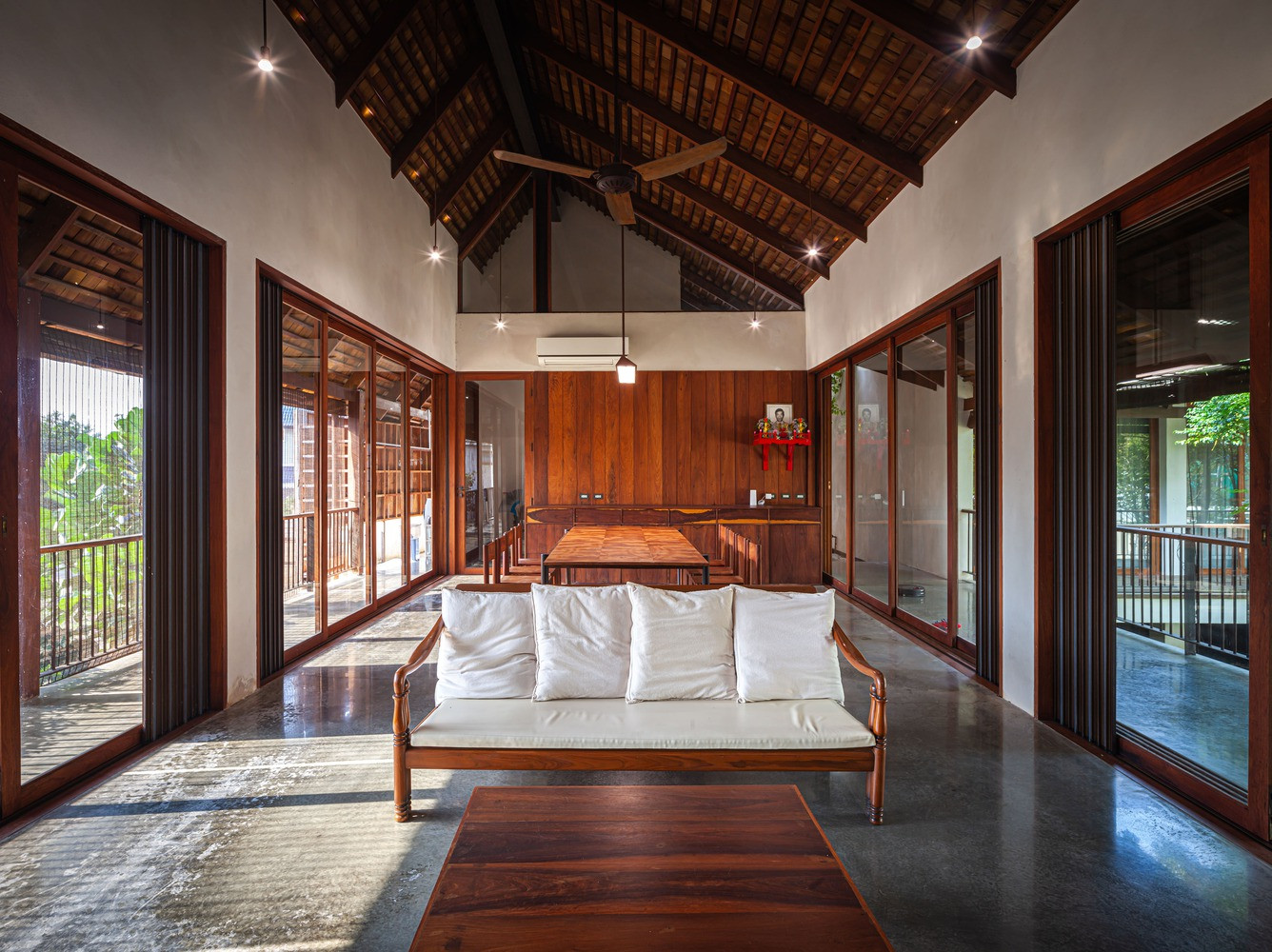 Toàn bộ hệ thống cửa chính và cửa sổ trong nhà được thiết kế mở tối đa để không gian trong nhà luôn tràn ngập ánh sáng tự nhiên và thông thoáng.