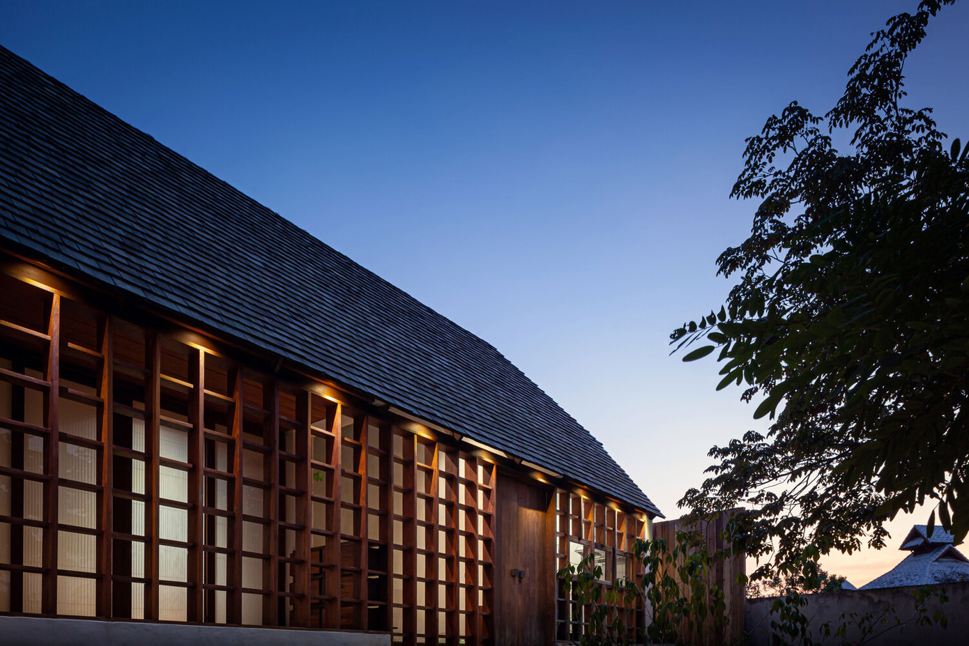 Để tiết kiệm chi phí và thân thiện với môi trường xung quanh, kiến trúc sư kết hợp thạch cao và gỗ để xây dựng nên những bức tường bán kiên cố để che chắn không gian khỏi ánh nắng trực tiếp và cho phép gió, ánh sáng đi xuyên vào bên trong nhà.