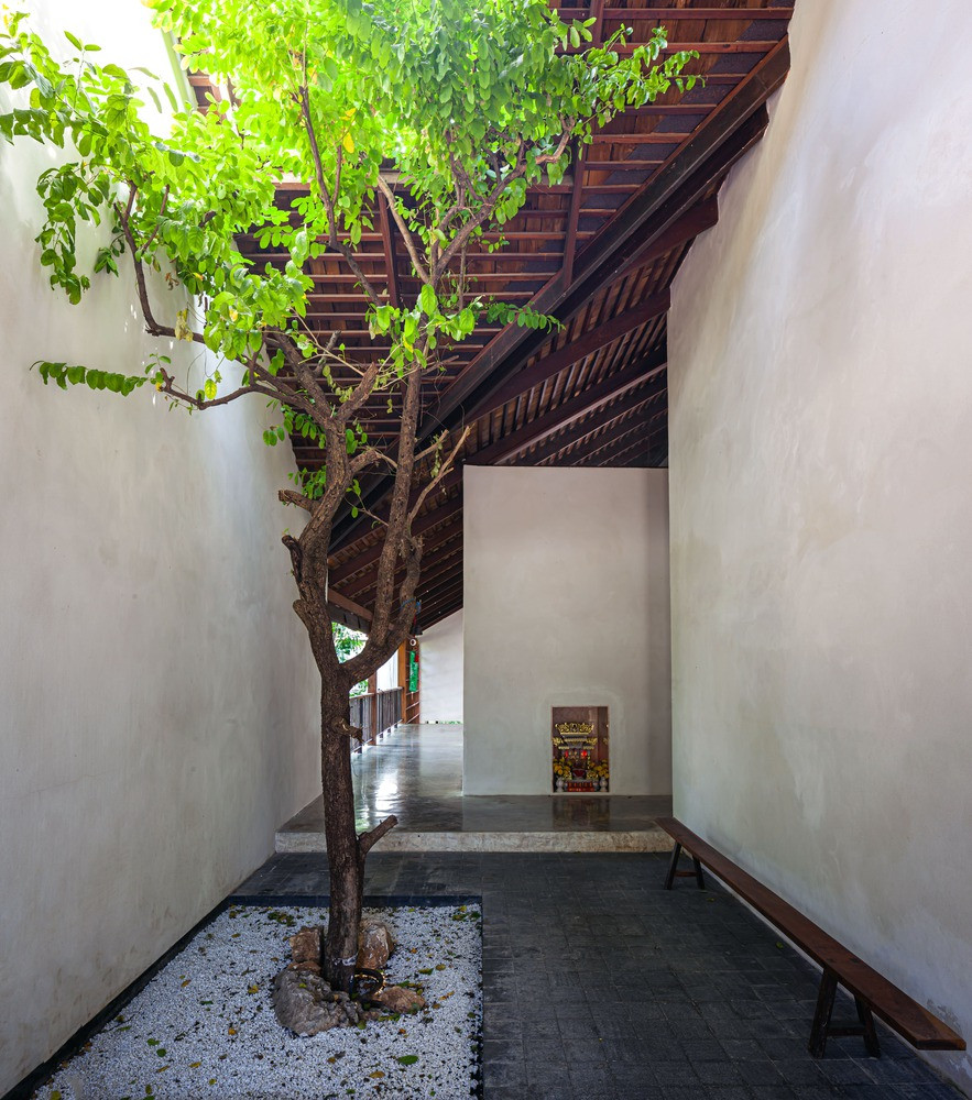 Mái nhà có độ dốc không đồng đều nên các khu vực trong nhà có cường độ sáng, tối khác nhau, tạo nên sự đa chiều cho không gian.