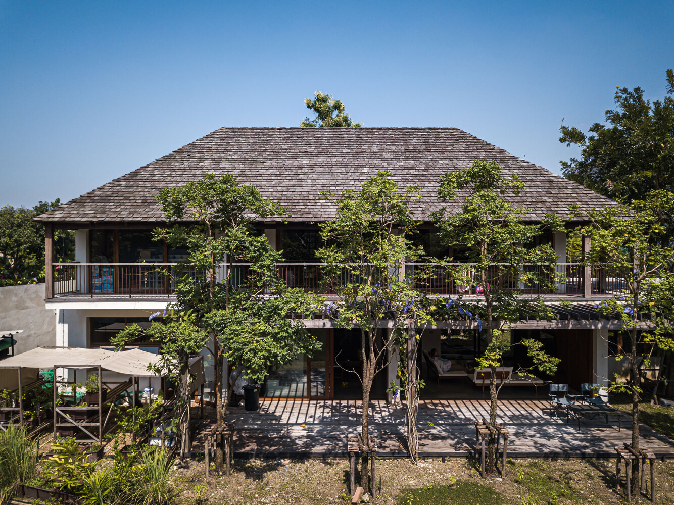 Ngôi nhà này được thiết kế cho một đại gia đình ba thế hệ nên thiết kế cần phân cấp không gian cho phù hợp với từng thế hệ.