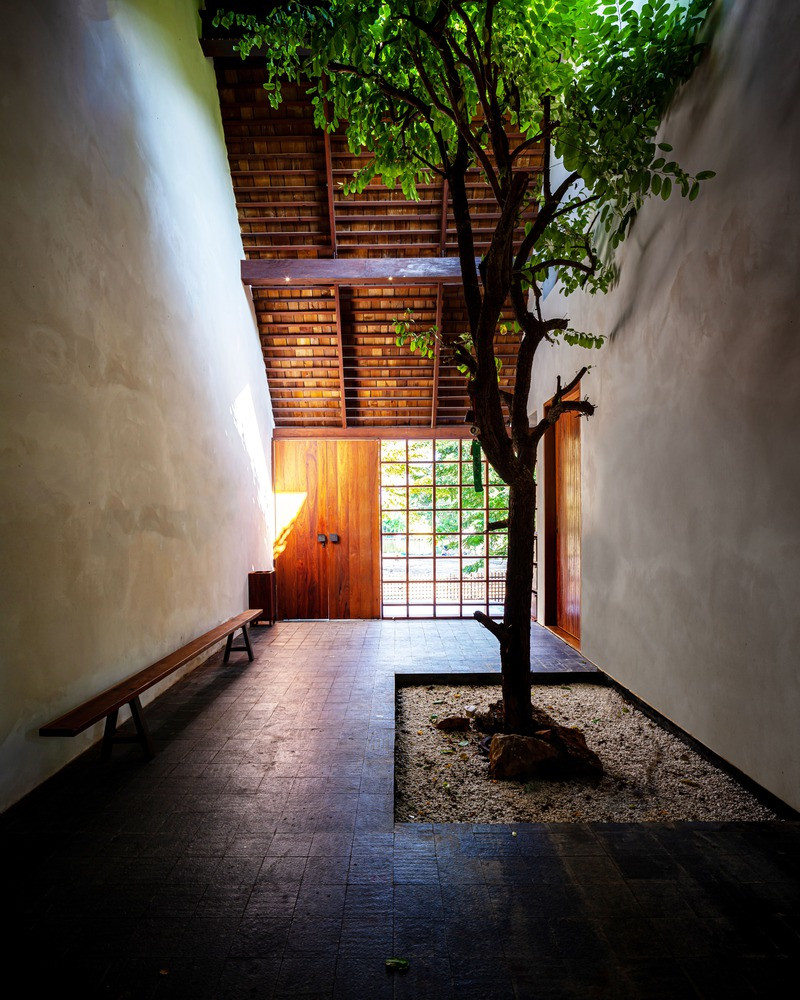 Mái nhà có độ dốc không đồng đều nên các khu vực trong nhà có cường độ sáng, tối khác nhau, tạo nên sự đa chiều cho không gian.