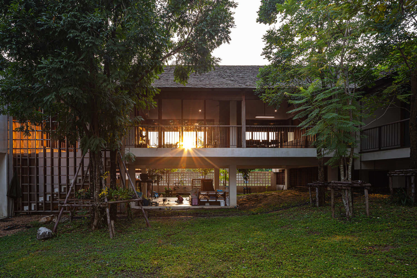 Để tiết kiệm chi phí và thân thiện với môi trường xung quanh, kiến trúc sư kết hợp thạch cao và gỗ để xây dựng nên những bức tường bán kiên cố để che chắn không gian khỏi ánh nắng trực tiếp và cho phép gió, ánh sáng đi xuyên vào bên trong nhà.