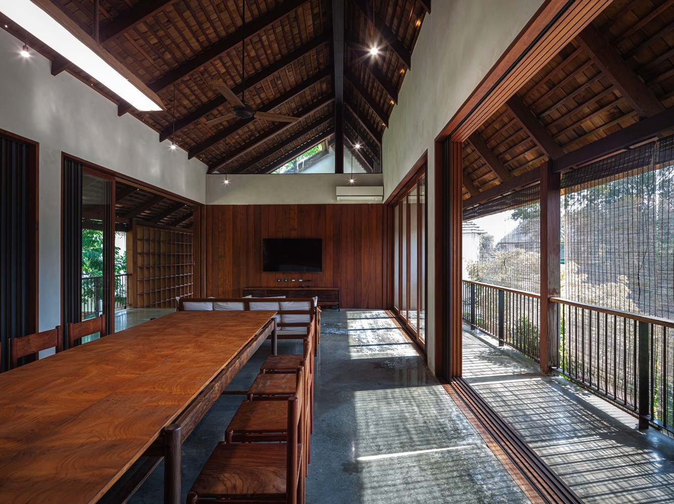 Đồ nội thất bằng gỗ được các thợ mộc và thợ nề địa phương gia công nên mang đậm phong cách bản địa.