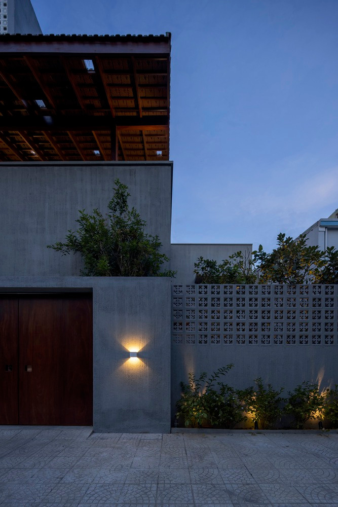 Hồ nước trong nhà phản chiếu không gian tĩnh lặng, trầm mặc của công trình kiến trúc giữa sân vườn, cây cối, mặt nước, ánh sáng và bóng tối.