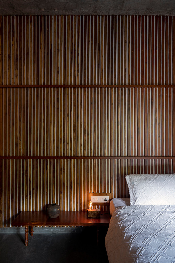 Khoảng sân chia không gian sống thành không gian riêng tư và không gian chung, một bên là sinh hoạt và ăn uống, một bên là phòng ngủ và nhà bếp.