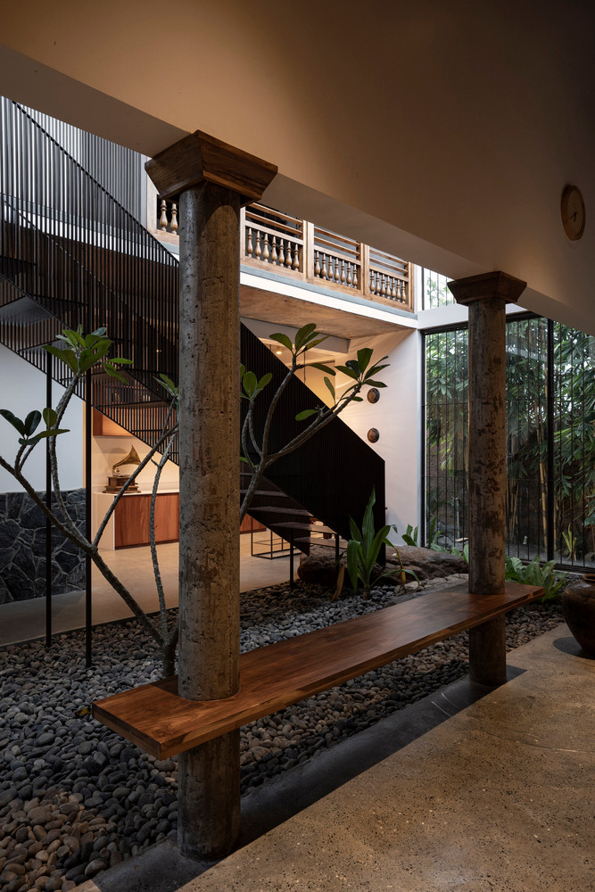 Khoảng sân chia không gian sống thành không gian riêng tư và không gian chung, một bên là sinh hoạt và ăn uống, một bên là phòng ngủ và nhà bếp.