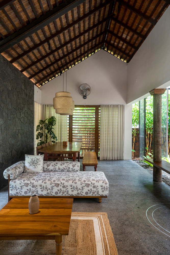 Khoảng sân chia không gian sống thành không gian riêng tư và không gian chung, một bên là sinh hoạt và ăn uống, một bên là phòng ngủ và nhà bếp.