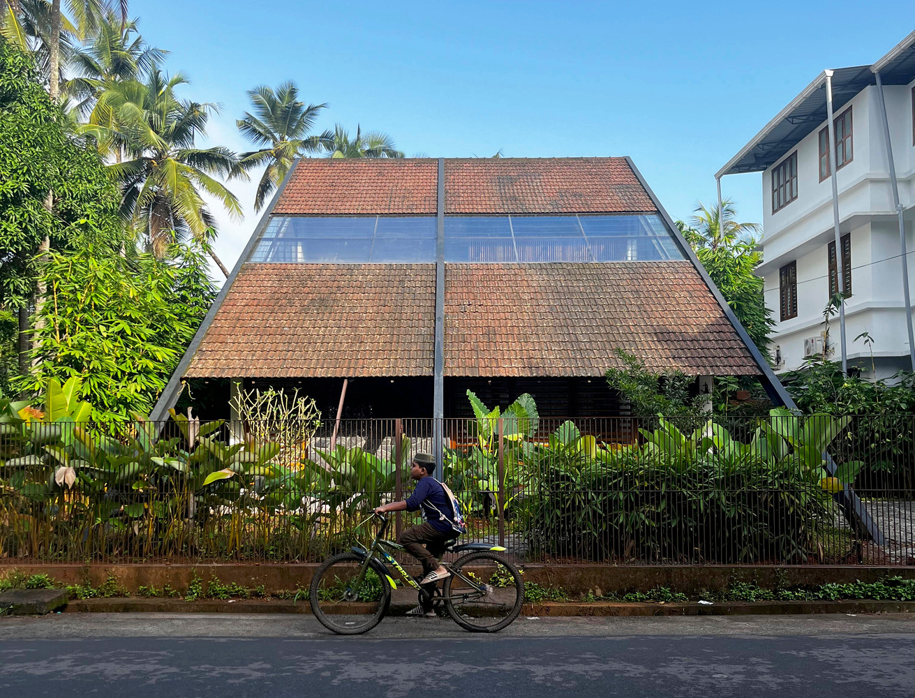 Ngôi nhà là tổ ấm của gia đình bốn người này nằm ở vùng chịu ảnh hưởng gay gắt của ánh nắng mặt trời và mưa lớn vào mùa hè, do đó gia chủ mong muốn ngôi nhà vừa đáp ứng chống chọi được điều kiện thời tiết vừa có sự độc đáo, kỳ lạ.