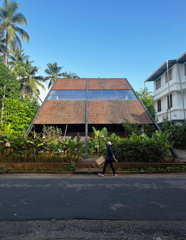 Ngói bản địa được sử dụng để lợp mái và khung thép để hỗ trợ kết cấu.